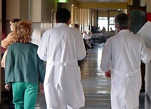 Bimba morta a Tor Vergata, sospeso l’anestesista. ‘Il catetere era pediatrico’