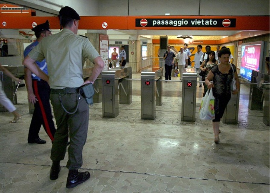 Falso allarme bomba nella metro A, paura a Piazza di Spagna