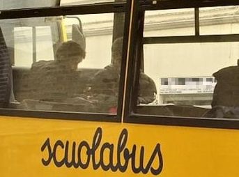 Dimenticano bimba su scuolabus: denunciati l'autista e l'assistente