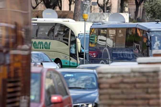 CORSO VITTORIO/Autista bus turistico perde controllo e va contro il palo: 2 feriti