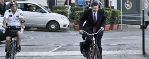 Il sindaco di Roma Ignazio Marino in bicicletta