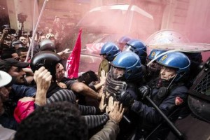 Un momento degli scontri in via del Tritone durante la manifestazione per il diritto per la casa a Roma