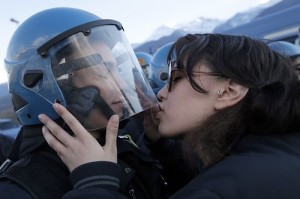 bacio_poliziotto