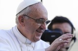 Vaticano, Papa Francesco sposa 20 coppie: “Il matrimonio non è una fiction”. In dono riceve una ludoteca