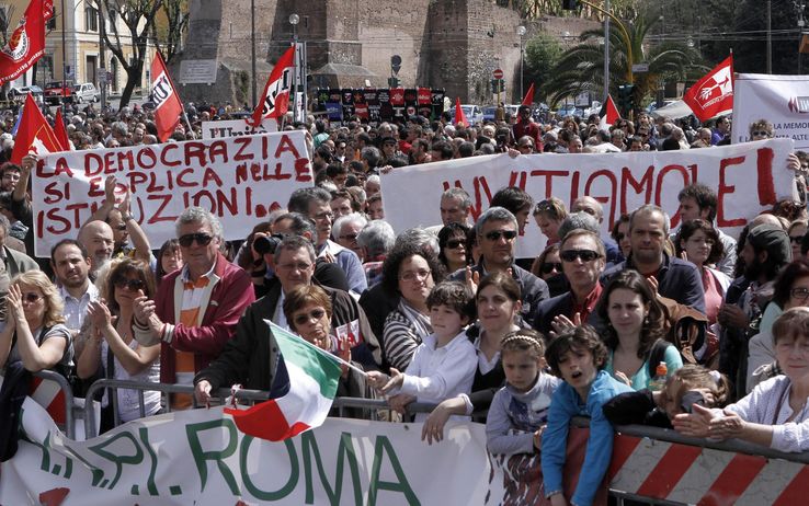 Venticinque Aprile, tensione al corteo a Roma: “Via la bandiera della Palestina”