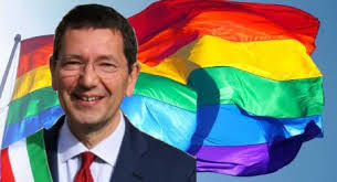 Gay Pride a Roma. Marino, con la fascia tricolore in testa al corteo: presto unioni civili