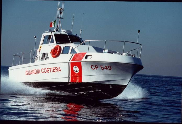 Anzio, Guardia costiera salva 5 persone su una barca incagliata sugli scogli