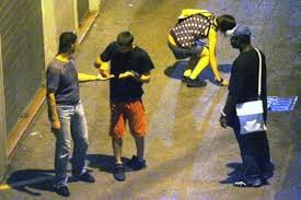 Piazza Vittorio, sorpresi a vendere droga: arrestati 2 spacciatori