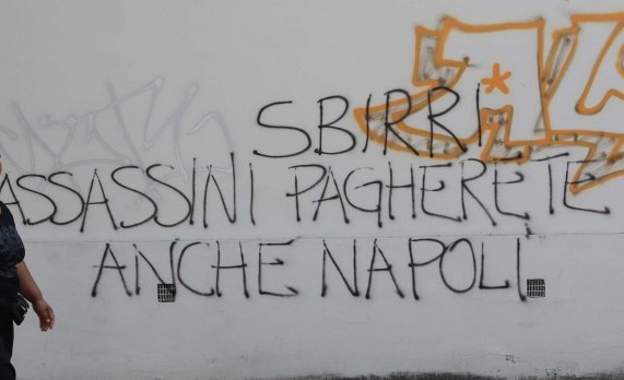 Ragazzo ucciso a Napoli, spuntano a Roma scritte contro la polizia: 