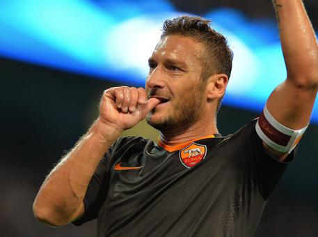 Roma, Totti dribbla il caso del cambio: 