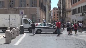 Tridente, stop ad auto e moto per una Roma a misura di pedoni. Ma la scelta divide i cittadini