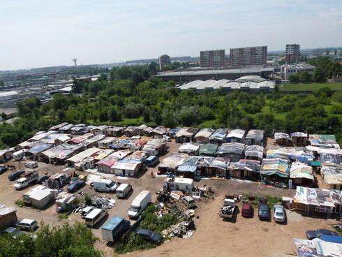 Campi nomadi, a Salviati i vigili installano barriere per evitare il parcheggio abusivo dei furgoni
