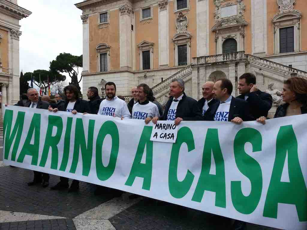 Campidoglio, Salvini con lo striscione contro Marino: 