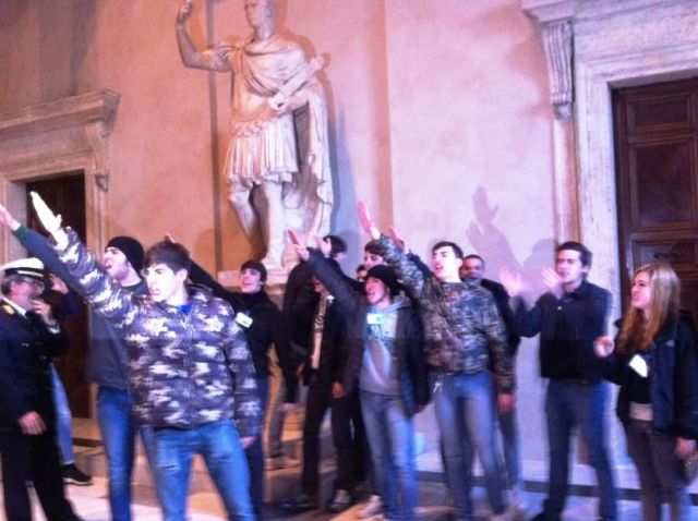 Saluti romani in aula Giulio Cesare, blitz neo fascista contro il nuovo logo della città