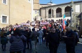 Almaviva, la protesta dei lavoratori arriva a palazzo Senatorio