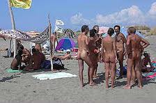 Fiumicino, debutta la spiaggia per nudisti