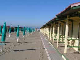 Ostia, al via il piano spiagge pulite: il litorale imita Rimini