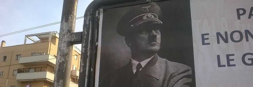 Spuntano i manifesti che raffigurano Hitler. Rimossi dal Campidoglio