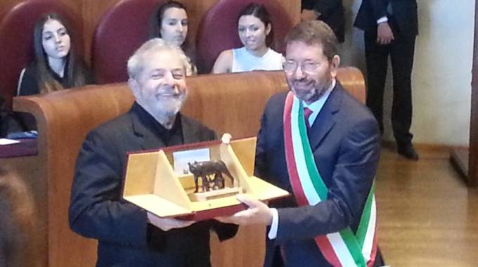 Marino conferisce a Lula la lupa capitolina, l'ex presidente del Brasile: 
