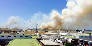 Incendio Fiumicino, ancora forti ritardi nei voli e disagi per i passeggeri: in azione elicotteri su...