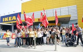 'Pessima Ikea': flash mob dei lavoratori in maglietta gialla contro il taglio in busta paga