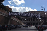Roma, per De Rossi 500 partite in giallorosso: lo striscione al Colosseo