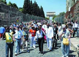 Colosseo, spacciava sui bus per turisti: in manette una guida