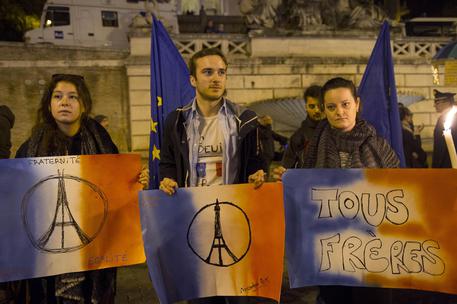 Parigi, lacrime e fiori per la strage: sit-in a piazza del Popolo. Il racconto di Eva: 
