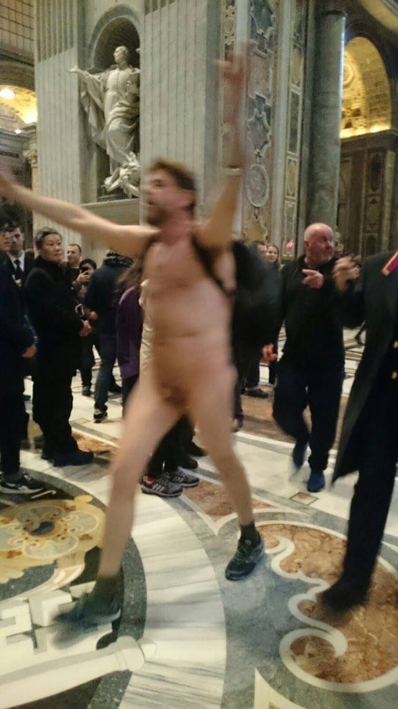Vaticano, uomo entra in San Pietro e si spoglia: fermato dalla gendarmeria 