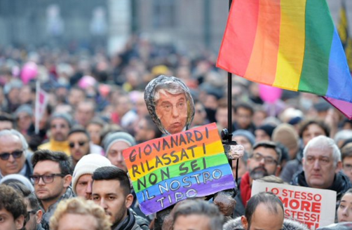 Unioni civili, sveglie al Pantheon: l'arcobaleno colora la piazza