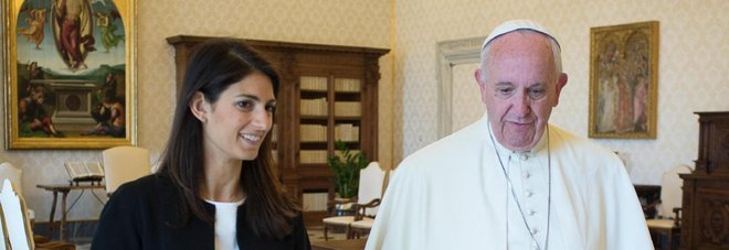 Virginia Raggi in visita dal Papa con il figlio e i genitori