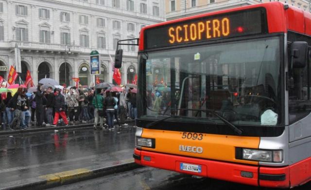 Roma, caos traffico e disagi ai cittadini per sciopero mezzi pubblici