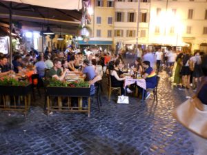 Roma, Campo de' Fiori una zona dove i tavolini selvaggi occupano gran parte della antica piazza