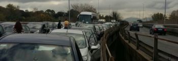 Incidenti sul viadotto della Magliana: migliaia di auto bloccate, turisti a piedi con le valige vers...
