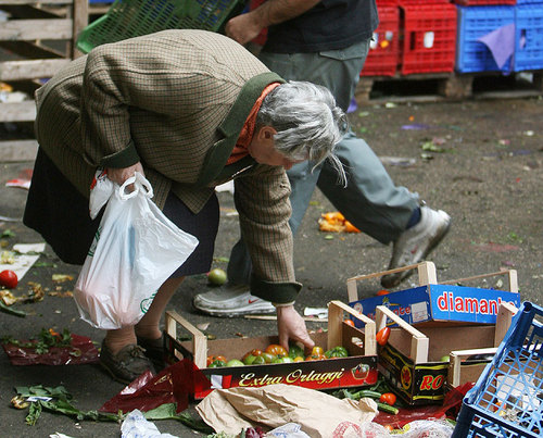Allarme povertà a Roma, 4 anziani su dieci vivono con meno di undicimila euro all’anno