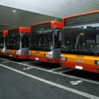 Roma - Piazza Venezia, bus dell’Atac senza autista urta una macchina