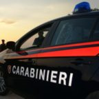 Litiga con la compagna e prende a calci e pugni i carabinieri intervenuti: arrestato 26enne