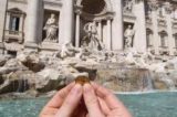 Monetine della Fontana di Trevi “tolte” alla Caritas di Roma, interviene la Raggi: “Stiamo valutando”