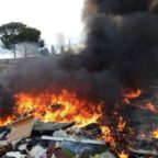 Il business dei roghi tossici smaltiti nei campi rom: «C'è un patto con i demolitori»