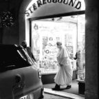 PANTHEON - Papa Francesco a sorpresa in un negozio di dischi