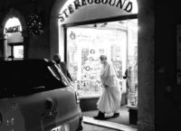 PANTHEON – Papa Francesco a sorpresa in un negozio di dischi