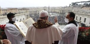 Papa Francesco alla benedizione Urbi et Orbi di Natale – “Si ponga subito fine a una guerra insensata”