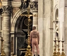Uomo completamente nudo nella Basilica di San Pietro