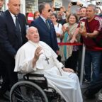 Papa Francesco è tornato in Vaticano, dimesso dal Gemelli
