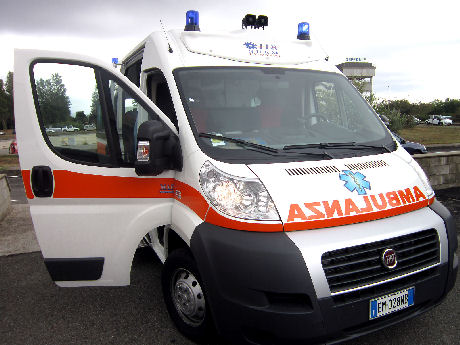 Anagni, furgone ribaltato dopo lo scontro con un'auto: un ferito grave