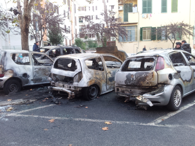 San Giovanni, tre auto in fiamme nella notte