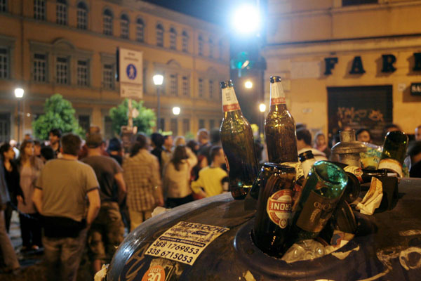Movida, estesa l'ordinanza antialcol: divieto di bere in strada dalle 24 alle 7. Multe da 280 euro 