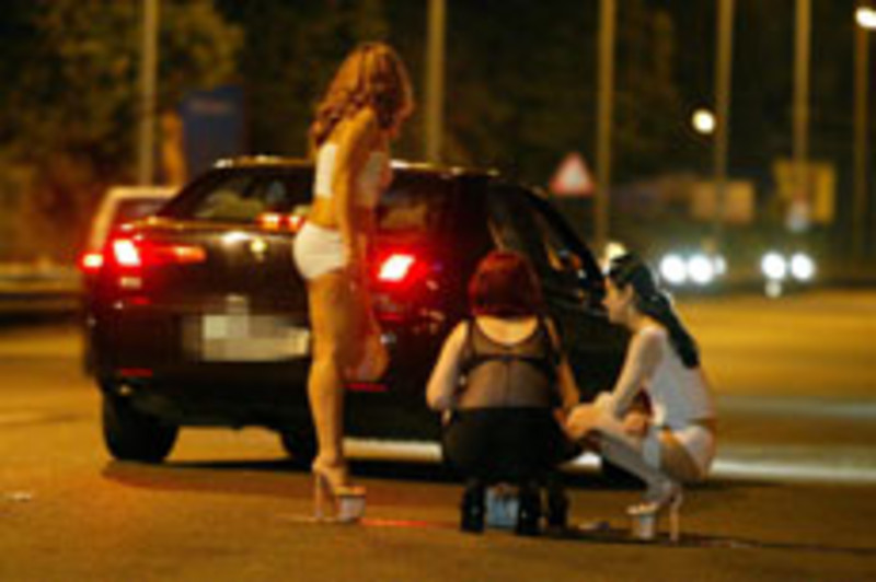 Prostituzione, sfruttavano giovani romene anche minorenni: 9 arresti