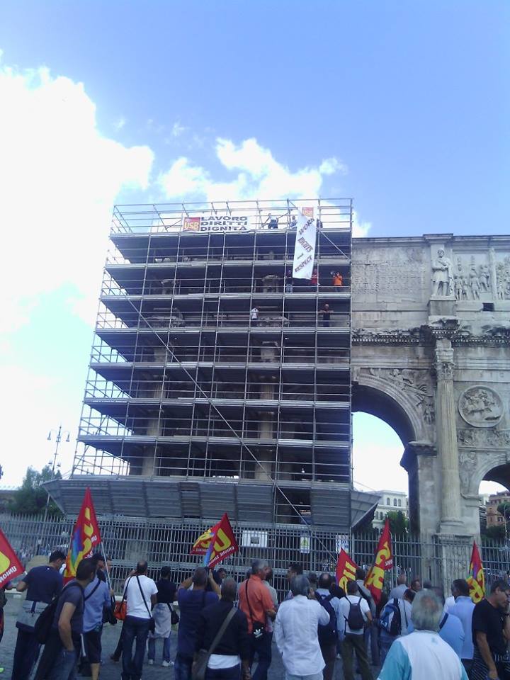 Colosseo, protestano gli ex vigilantes per rivendicare il diritto al lavoro 