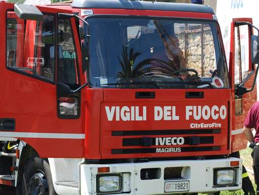 Notte di incendi, a fuoco una fabbrica ad Albano ma bruciano tre veicoli anche al quartiere Trieste